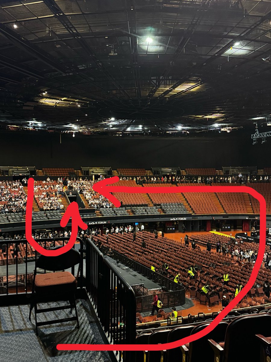 hoon_iewonn's tweet photo. @DianneMac4 @fhchappy The staff were so rude in LA 😭 As ult VIP, we never got to sit down on our way to the hibye or the photo :( We were almost the last ones, and the regular VIPs got a chance to sit. We had to stand in line for so long, and the line literally wrapped all the way around the venue 😭 https://t.co/aHqeFWNQIK