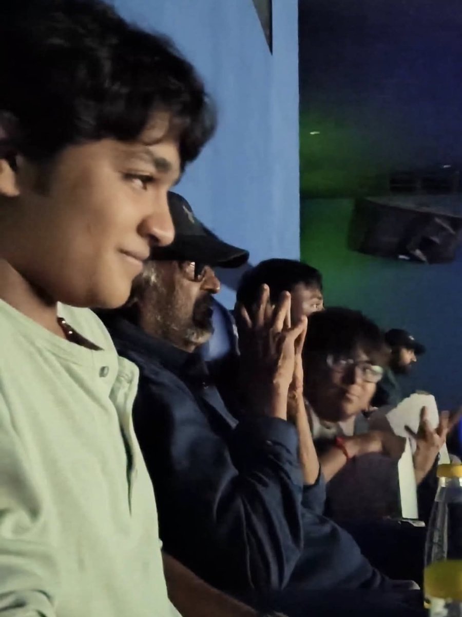 Jerold25961839's tweet photo. ❤️ THALAIVAR ❤️ 
Super Star Rajinikanth ❤️ 
JAILER2 🔥 
Thalaivar watching Jailer 2

That popcorn guy reaction ~ Thalaivaa kannadi ya oru vaati kalattu... theatre ah mudichu vitruvom 👑🔥

#Jailer2 💥INDUSTRY HIT 🔥 🔥 

#thalaivar #rajinikanth   jailer2 @rajinikanth https://t.co/WJLRujeJ7V