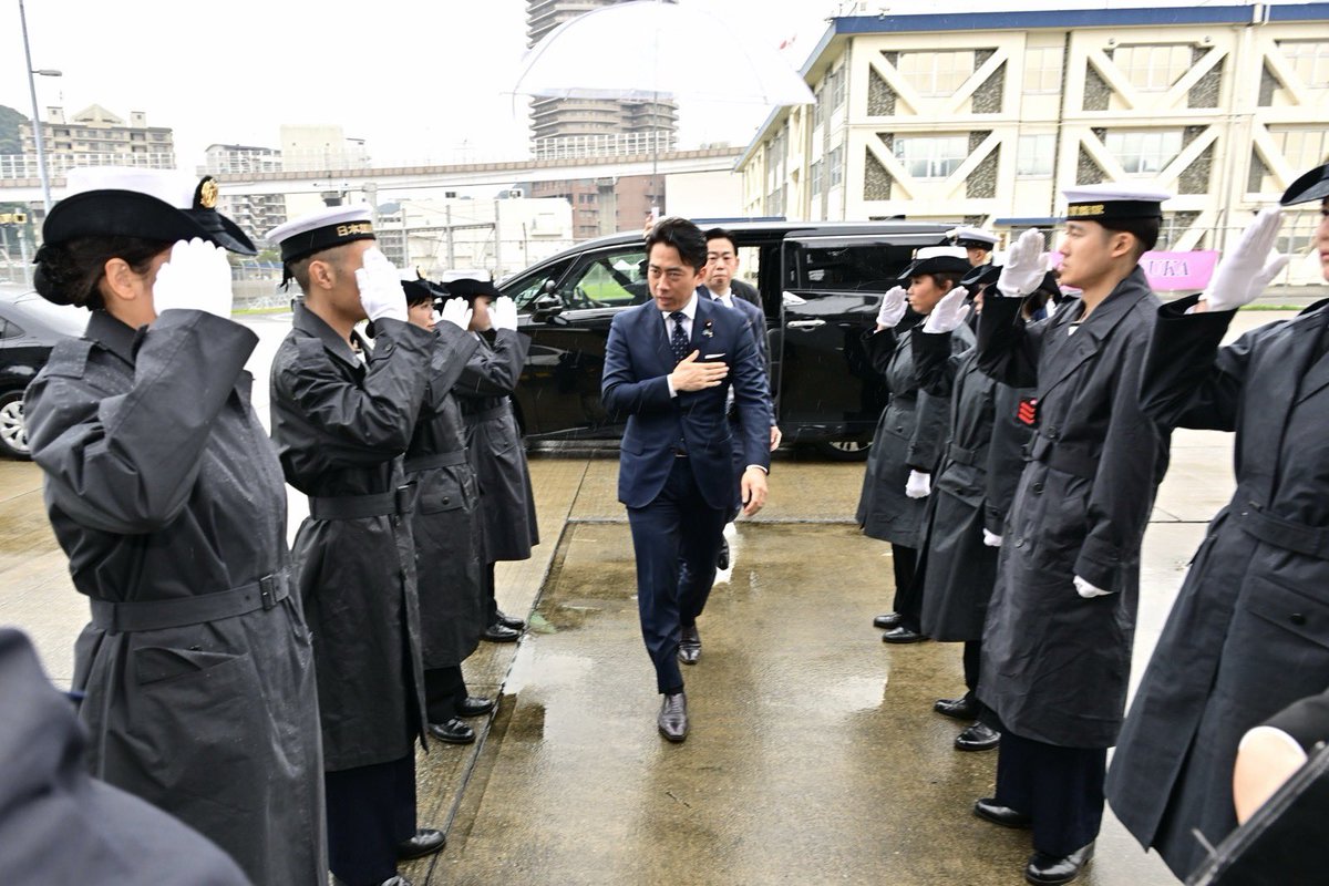 shinjirokoiz's tweet photo. 式典後は「かしま」艦内で司令官、艦長から帰国報告を受け、航海中の様々な出来事の報告を受けました。「隊員を無事に帰国させることができたことが一番」と語る東司令官や「かしま」艦長と「やまぎり」艦長、本当にお疲れ様でした。心から誇りに思います。 https://t.co/J90MVSG6pJ