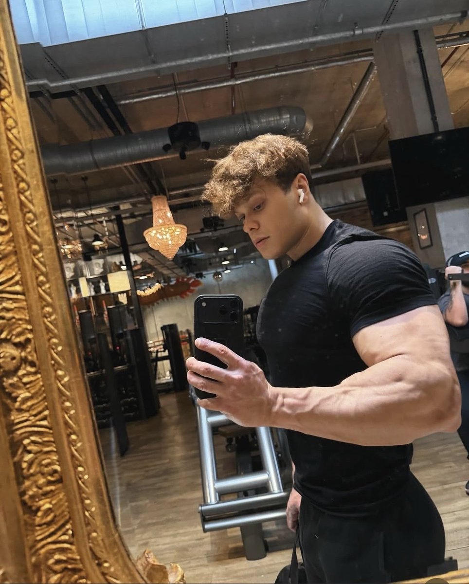andrewdomob's tweet photo. This muscles deserved to be worshipped 
#worshipme #musclegod #bigbiceps https://t.co/2mTTxmroy6