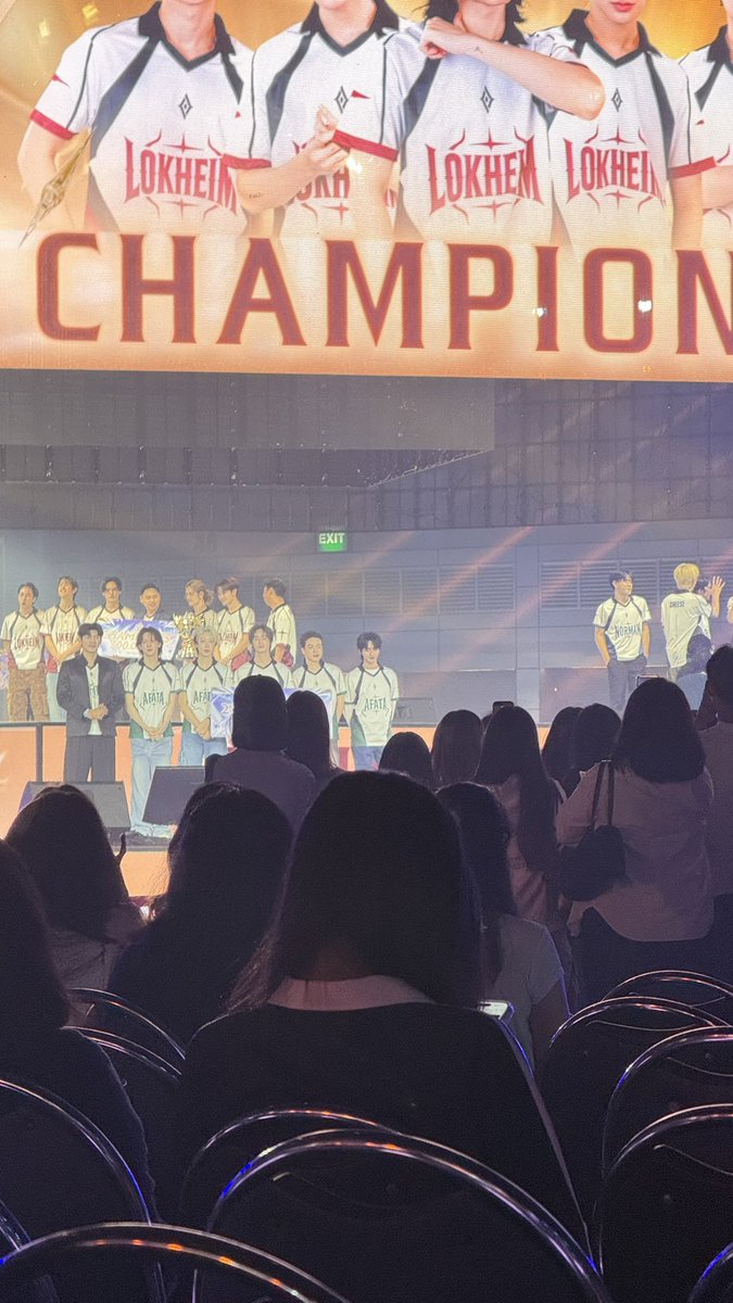 Babymkjt's tweet photo. ไม่ใช่แค่ตรงนั้นหรอก ที่นั่งโซนเขียว เสาคั่นช่วงมุมอ่ะ มันมีพื้นที่กว้าง ระหว่างที่นั่งทีม คือไปยืนกันฉ่ำ โทรศัพท์ก็ยกสูง เนี่ย มายืนกันเต็มไปหมด https://t.co/sIanaWAZO0