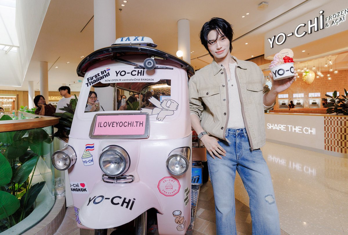 _24News_'s tweet photo. หล่อมาก “#วินเมธวิน” ร่วมฉลองเปิด Yo-Chi แบรนด์โฟรเซ่นโยเกิร์ตดังจากออสเตรเลีย ปักหมุด centralwOrld สาขาใหญ่ที่สุดใน Southeast Asia ชูคอนเซปต์ ‘ผับที่ไม่มีเบียร์’

#yochithailand #iloveyochith 
#winmetawin

Yo-Chi (โย-ชิ) แบรนด์โฟรเซ่นโยเกิร์ตชื่อดังจากออสเตรเลีย ปักหมุดประเทศไทย เปิดสาขาแรกทั้งที แถมยังเป็นสาขาที่ใหญ่ที่สุดใน Southeast Asia ที่ centralwOrld (ชั้น 2) โซน Groove เปิดเวลา 10.00 - 00.00 น.

งานนี้หนุ่ม วิน-เมธวิน โอภาสเอี่ยมขจร (@winmetawin)  ไม่พลาดมาร่วมฉลองเปิดร้านอย่างเป็นทางการ และยังได้ครีเอตโยเกิร์ตถ้วยโปรดที่ผลิตจากนมสดแท้มีให้เลือกกว่า 10 รสชาติ และยังมีอาซาอิ (Acai) ผลิตจากวัตถุดิบออร์แกนิกคุณภาพสูง นอกจากนี้หนุ่มวินยังสนุกกับการเลือกท็อปปิ้งหลากหลายที่มีให้เลือก 20 – 30 ชนิด อาทิ สตรอว์เบอร์รีสด, คุกกี้โดว์สูตรซิกเนเจอร์, ซุ้มน้ำพุช็อกโกแลตนูเทลล่าอุ่น ๆ และโมจิไต้หวันมินิ ฯลฯ

สำหรับ Yo-Chi สาขาแรกในประเทศไทย มีพื้นที่กว่า 207 ตารางเมตร แบ่งเป็นพื้นที่ภายในร้าน 95.64 ตารางเมตร และพื้นที่ Outdoor 17.05 ตารางเมตร โดยการออกแบบให้ความสำคัญกับการสร้างบรรยากาศที่อบอุ่น มอบพลังบวก เป็นมิตรพร้อมต้อนรับทุกคน ซึ่งสะท้อนเอกลักษณ์ของ Yo-Chi ที่พร้อมเพิ่มความพิเศษและความโดดเด่นในรูปแบบที่ไม่เคยสัมผัสที่ไหนมาก่อน

พิเศษเฉพาะเมืองไทยกับท็อปปิ้ง Thai milk tea jelly (เยลลี่ ชาไทย), Thai Mango (มะม่วง) , ⁠Coconut Chips (มะพร้าวอบกรอบ) และ Pipo Fruit Jelly (เยลลี่ผลไม้ปีโป้) ฯลฯ ให้คุณสร้างสรรค์รสชาติในสไตล์ตัวเอง พร้อมสนุกไปกับบรรยากาศที่เต็มไปด้วยพลังบวกและเป็นเอกลักษณ์อย่าง “ลูกบอลดิสโก้มะม่วง” ที่มีเฉพาะในประเทศไทยเท่านั้น กระจกดีไซน์แบบหน้าปกนิตยสาร และบูธดีเจ ที่นั่งจำนวนมากถูกจัดวางอย่างลงตัว เพื่อให้ทุกคนที่มาเยือนรู้สึกผ่อนคลายและเพลิดเพลินกับ Yo-Chi ได้อย่างเต็มที่  

แฟนๆ หนุ่มวิน-เมธวิน โอภาสเอี่ยมขจร ต้องไม่พลาดไปลองลิ้มรสความอร่อยที่ Yo-Chi ณ centralwOrld (ชั้น 2) โซน Groove เปิดเวลา 10.00 - 00.00 น.  โดยขายแบบชั่งน้ำหนัก ในราคา 73 บาทต่อ 100 กรัม และ ติดตามกิจกรรมสนุกๆ ได้ที่ https://t.co/qojFzgtoQ3