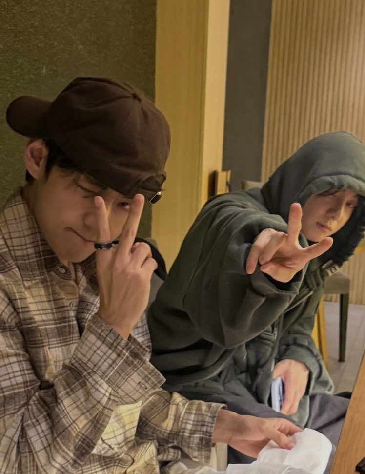 lovecco55's tweet photo. ちょっと😭😭😭
2人ともウィンクして✌️✌️ https://t.co/css9AFZle6