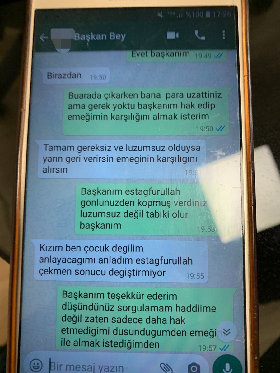 ademunlu9's tweet photo. SENDİKA KOLTUKLARINDA YAŞANAN AHLAKSIZLIK VE SKANDALLAR GÖZLER ÖNÜNDE!
Emekçinin hakkını koruması gereken, işçinin aidatlarıyla kurulan genel merkez odalarını ve makamlarını kendi şahsi saltanat alanına çevirenlerin gerçek yüzü, ortaya dökülen belgelerle bir kez daha tescillenmiştir. Ortada sadece bir ahlaksızlık değil, tam anlamıyla bir makam gaddarlığı, yetki suiistimali ve vicdansızlık vardır:  
 Fütursuz Baskı ve Taciz: Sendika genel başkanından çalışanına kadar uzanan bu süreçte, kadın personele "İstediğim yerde, istediğim şekilde yakınlaşırım" denilerek açıkça mobbing uygulanmaktadır.  
 Ahlaksız Talepler: Bir genel başkanın kız yaşındaki personele "Babayiğitsen sütyenli resmini çek at" veya kahvaltı masasında "Çıplak şekilde kahvaltı yapacağım, o şekilde atarım" gibi skandal cümleler kurduğu net bir şekilde ortadadır.  
 Emekçiyle Alay Edilmesi: İşçi sahada ter döküp helal rızık peşinde koşarken, beyefendi "İşinden başlatma bana, aşktan bahsediyorum" diyerek kendi çirkin heveslerinin peşindedir. Üstelik genel merkez odalarında yapılan özel pazarlıklar ve çalışan kadının eline para sıkıştırılması bu çürüklüğün tuzu biberidir.  
 İkiyüzlülük: Sosyal medyada dini paylaşımlarla göz boyayan, evli olduğu halde makamını kalkan yapan bu zihniyet, sendikacılığı haktan ve emekten tamamen koparmıştır.  
Peki, bu adaletsizliğe ve rezalete karşı ses çıkarması gereken sözde "muhalifler" nerede?
Ortada bu kadar açık delil, bu kadar net bir haysiyetsizlik varken üç maymunu oynayanlara yazıklar olsun! Meydanlarda "Ben muhalifim, emekçinin alınteri benim derdim" diye geçinip kameralar önünde kabadayılık taslayan ama iş kendi menfaatlerine veya dokunmamaları gereken kişilere gelince süt liman kesilenler; susmaktan başka bir şey yapmayanlar da bu düzenin suç ortağıdır! Koltuk korkusuyla ya da menfaat hesaplarıyla bu rezaletleri görmezden gelen sahte duyarlılar, unutmayın ki bu adaletsizliğe ses çıkarmamak onaylamaktır. İşçinin, emekçinin ahı iki yakanızda bir gitsin!
@tcbestepe @RTErdogan @hasandogan @csgbakanligi @isikhanvedat @farukozcelikgsb @AhmetAYDIN_02 @adalet_bakanlik @abakingurlek @TC_icisleri @mustafaciftcitr @EmniyetGM @ankaracbs @AnkaraValiligi