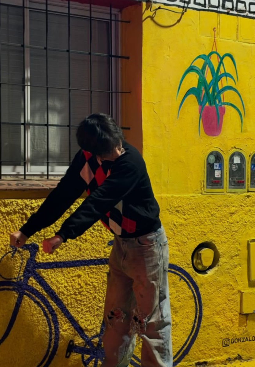 thvismuse's tweet photo. not him pretending to ride the bicycle standing in front of a bicycle graffiti. I'M CRYING TAEHYUNG IS A COMEDIAN😭 https://t.co/GPufREI729