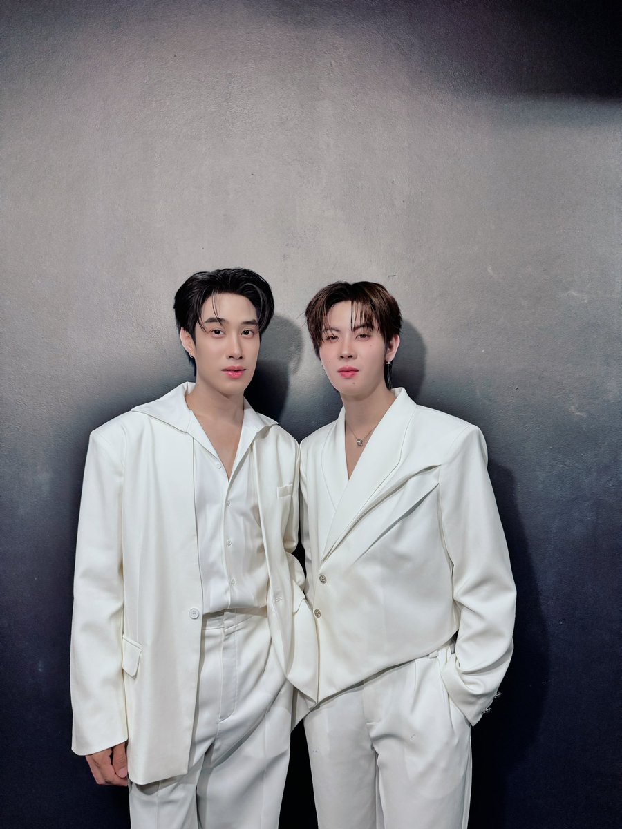 iLeang21's tweet photo. แม่ๆติดฝน 2 หนุ่มมาแย้ววววว ขอกำลังใจให้หน่อยงับบบบบบบ 

TFO THE GIVING SINGER
#SINGINFINITYxTLEFIRSTONE https://t.co/RSmH1n75ua