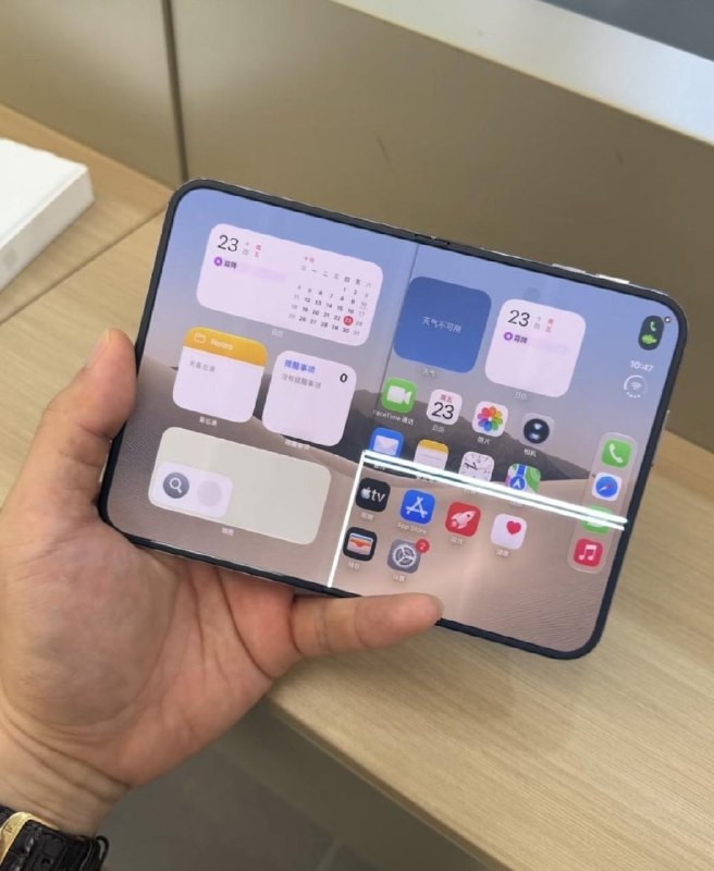 imkirankumarg's tweet photo. iPhone Duo launched Oct 23. Some owners already report inner-screen cracks along the hinge, per The Verge.

Cause and scale unclear. One owner says an Apple Store replaced theirs on the spot.

https://t.co/TeHFnVy8Bc https://t.co/Gmqy4bdq8j