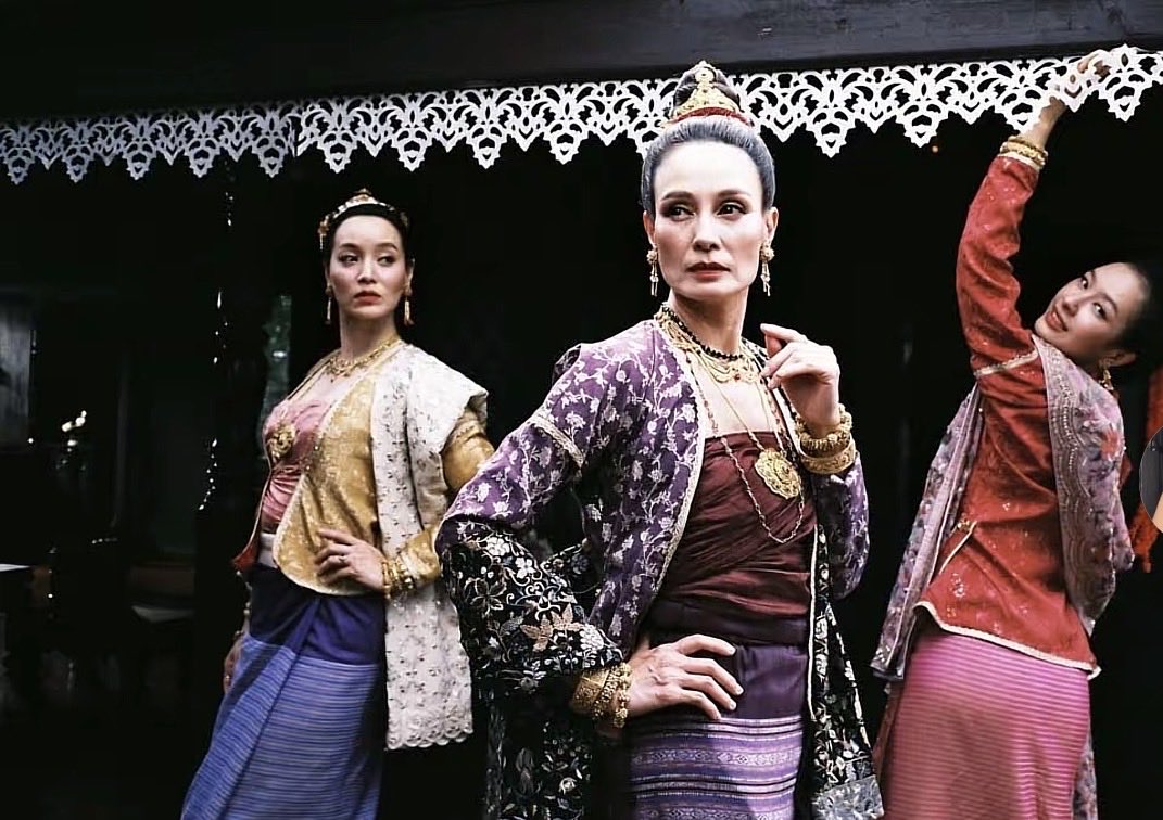 Cinnamonromllc's tweet photo. I am just a girl studying abroad. My American friend saw the trailer and saying those are Thailand’s cultures. She is calling me out that those are used in Thai’s series and no credit ,so it is Thai’s. Can Chinese, Cambodias,Laos and Myanmar send proofs?🥺
#CulturalCreditMatters https://t.co/yJvObBslx4