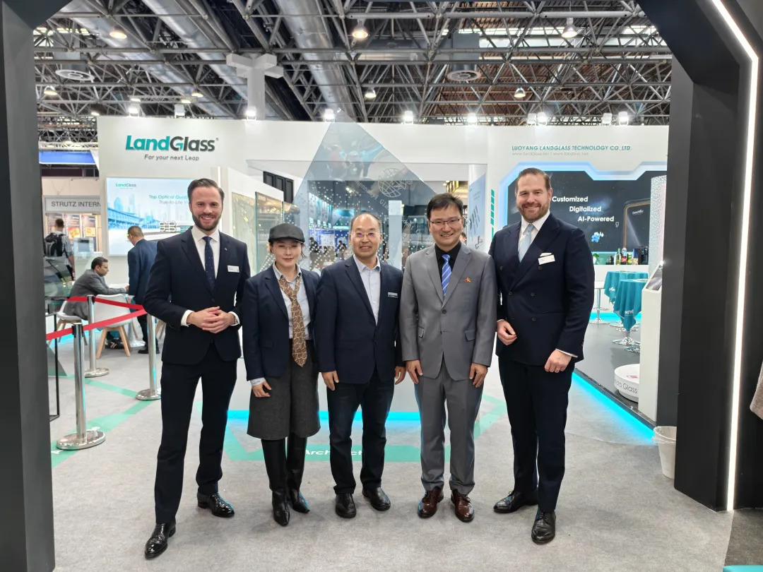 ChinaCG_Dus's tweet photo. Generalkonsul YU Yong besuchte  @glasstec in Düsseldorf und begrüßte die chinesischen Aussteller. Auf dieser Messe nahmen insgesamt 382 chinesische Unternehmen teil, darunter technologisch führende Firmen wie Northglass, LandGlass und JINGLASS. Generalkonsul YU würdigte die Fortschritte der chinesischen Unternehmen bei der technologischen Weiterentwicklung und der Erschließung internationaler Märkte und wünschte ihnen einen erfolgreichen Messeauftritt.