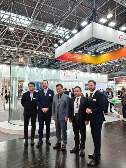 ChinaCG_Dus's tweet photo. Generalkonsul YU Yong besuchte  @glasstec in Düsseldorf und begrüßte die chinesischen Aussteller. Auf dieser Messe nahmen insgesamt 382 chinesische Unternehmen teil, darunter technologisch führende Firmen wie Northglass, LandGlass und JINGLASS. Generalkonsul YU würdigte die Fortschritte der chinesischen Unternehmen bei der technologischen Weiterentwicklung und der Erschließung internationaler Märkte und wünschte ihnen einen erfolgreichen Messeauftritt.
