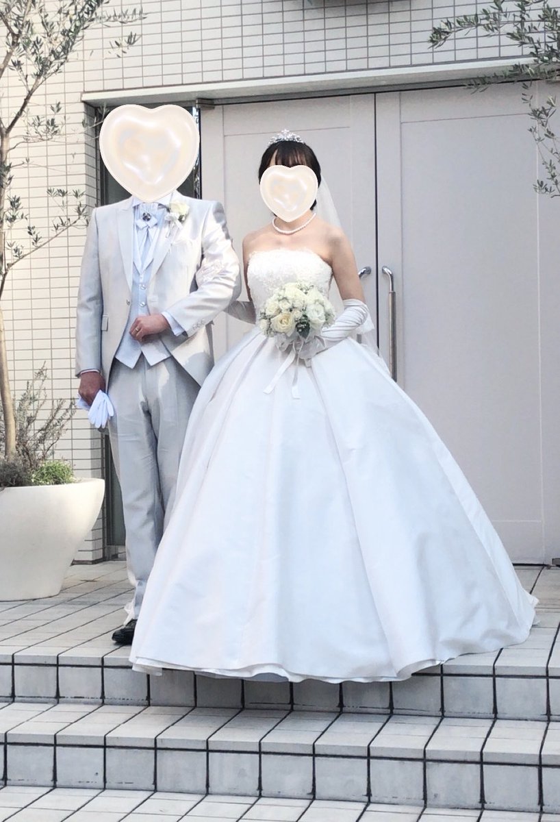 t_a_g_i's tweet photo. 試着で一番盛れたドレスと、実際に着たドレス
めちゃくちゃ迷ったけど、左は値段が高かったのと、クラシカルな素材への憧れを捨てられなかった… https://t.co/qeOQXq0J3z