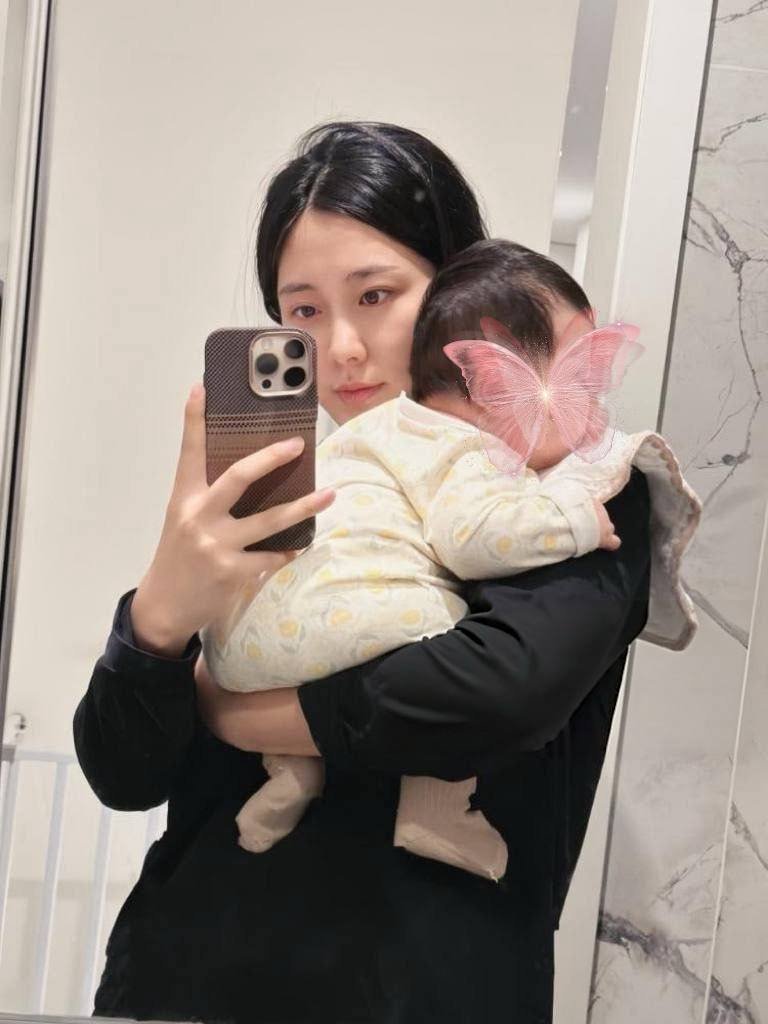 Anmzln's tweet photo. 都说带娃的宝妈最有母性光辉，但其实也是个普通有欲望的女人罢了…   

不要问我为什么喂奶的时候脱掉了裤子，答案你们懂的…  

所以有想报名尝尝味道的吗? #宝妈 https://t.co/MYEXMBMEVH