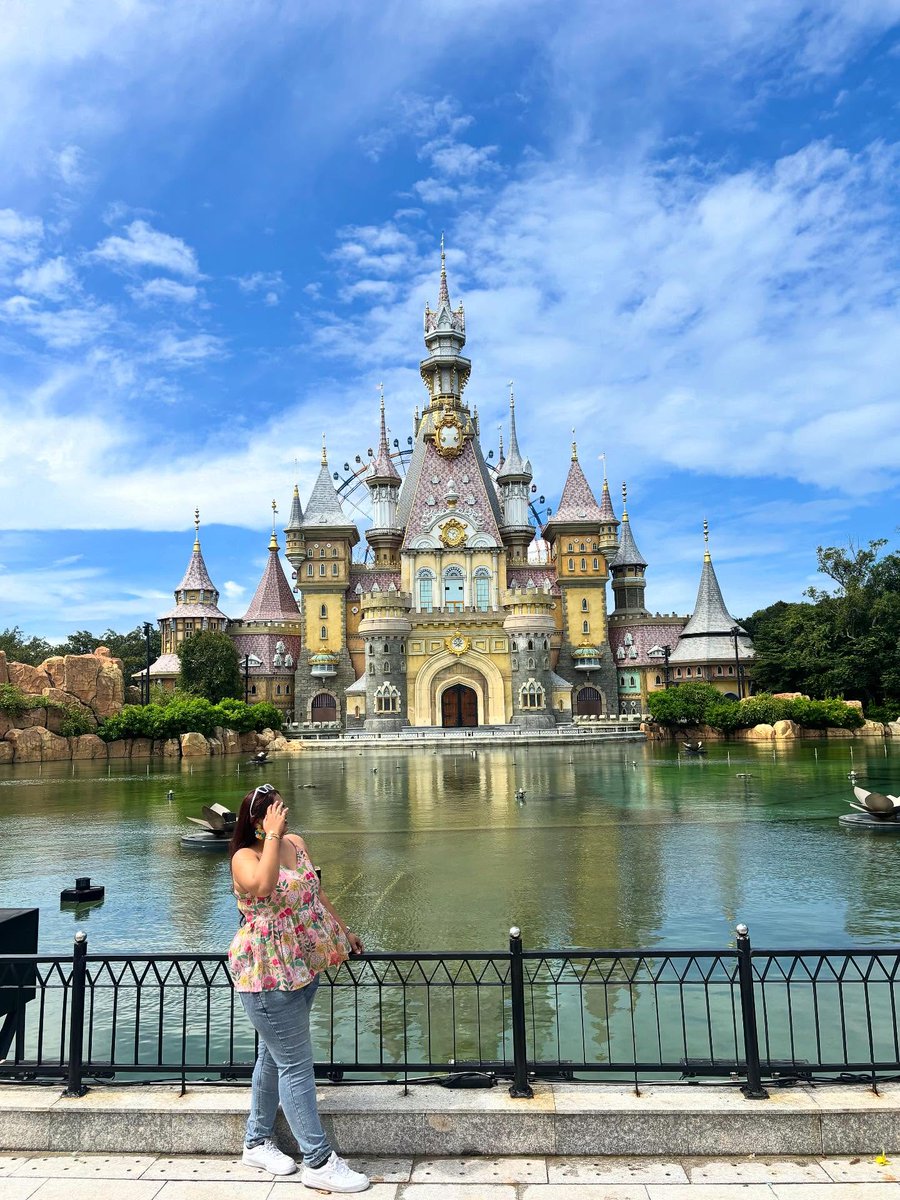 vanesa_uruguay's tweet photo. Another princess, simply passing through her storybook moment. https://t.co/JIzoCqBV0g