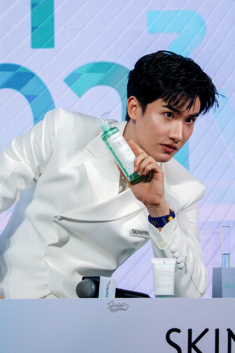 tertawan_'s tweet photo. look at that jawline ⚡️⚡️⚡️

TAY PRESENTER OF SKINPRO Rx

#SKINPRORxxTayTawan
꒰ @Tawan_V : #Tawan_V ꒱ https://t.co/Zisak64HjR