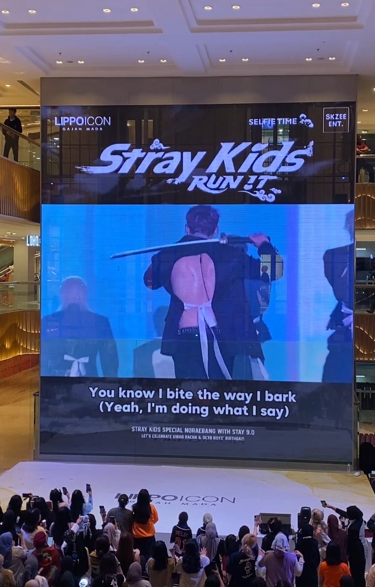 pinkbangchan's tweet photo. ohh ini punggung tiga lantai mall nya https://t.co/HpPkeQSOkb