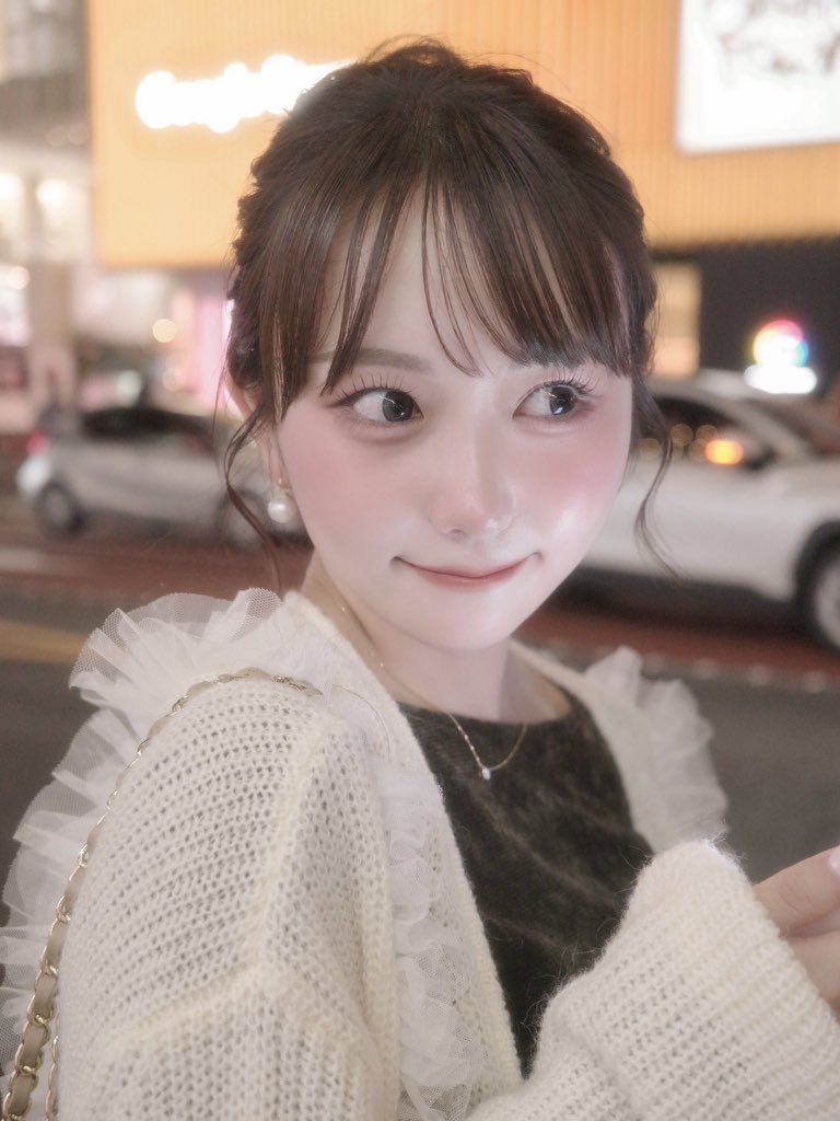 honne_cosme's tweet photo. この方の低彩度メイクが可愛過ぎて今日早速参考にしてメイクしたら彼氏に褒められまくり‼️チークと目元にコレ使った🎶 https://t.co/OkqgJc7B1l