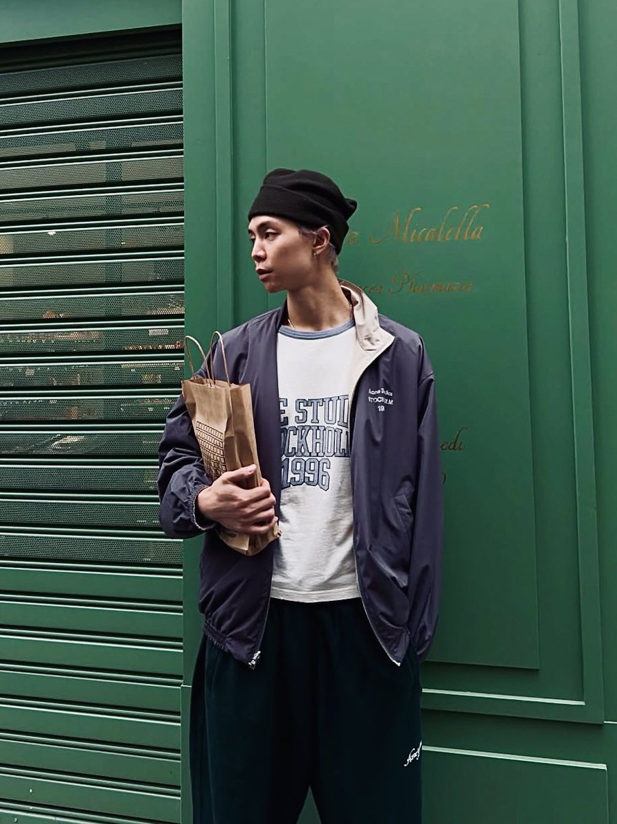 Johnny_'s tweet photo. this hour is a good time for eat something called baguette. while walking on beautiful street at Paris, bought baguette is a good idea for this time. well, hopefully everyone enjoy their baguette and their coffee. cheers. 🥖☕️ https://t.co/1HHYF0bSUH