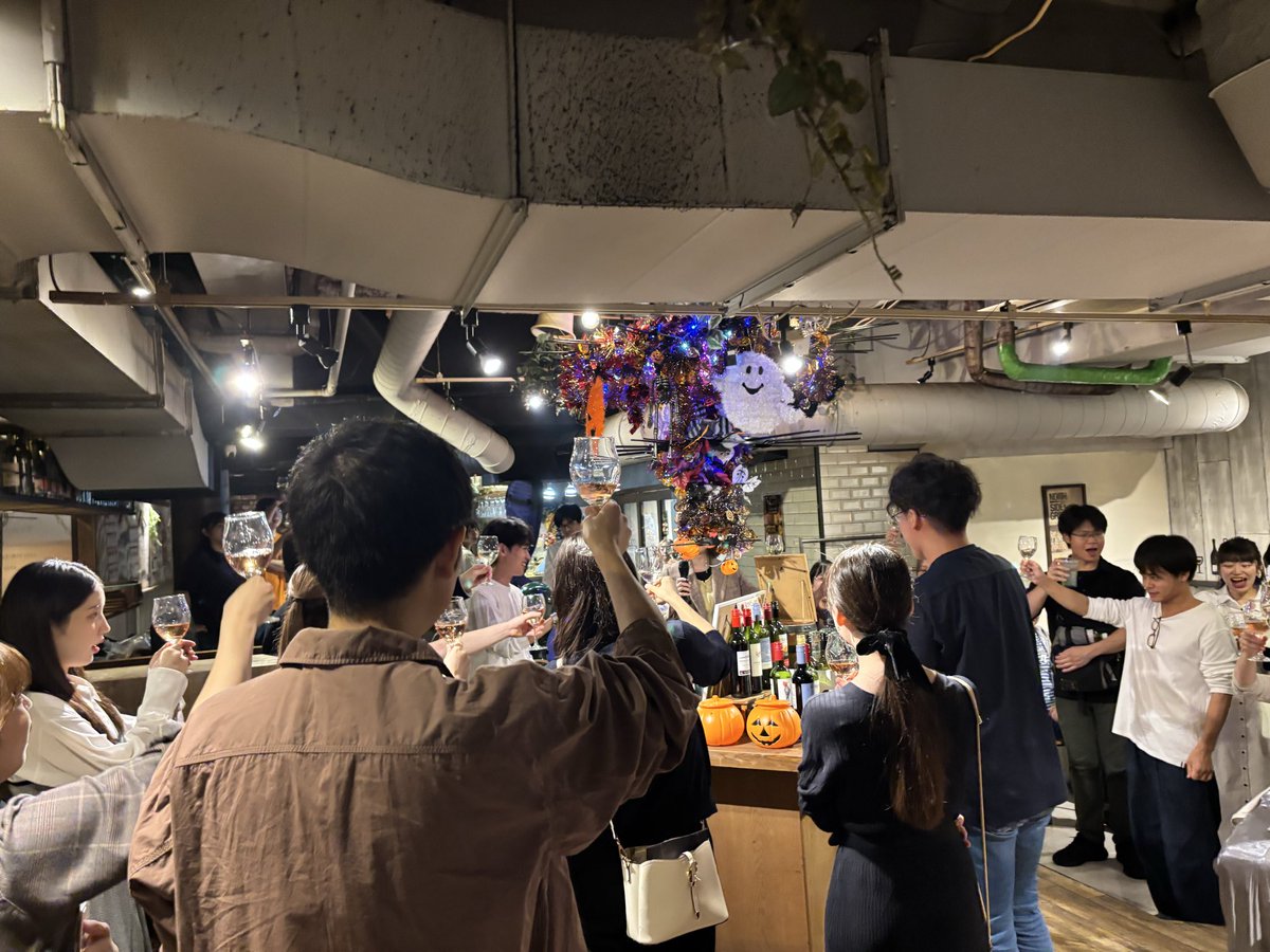 Orche_of_Spring's tweet photo. 本番の��は…やっぱりこれ！！！
美味しいお酒で1日の疲れを吹き飛ばします🍷🍾🍹✨ https://t.co/uUpekgVHeK