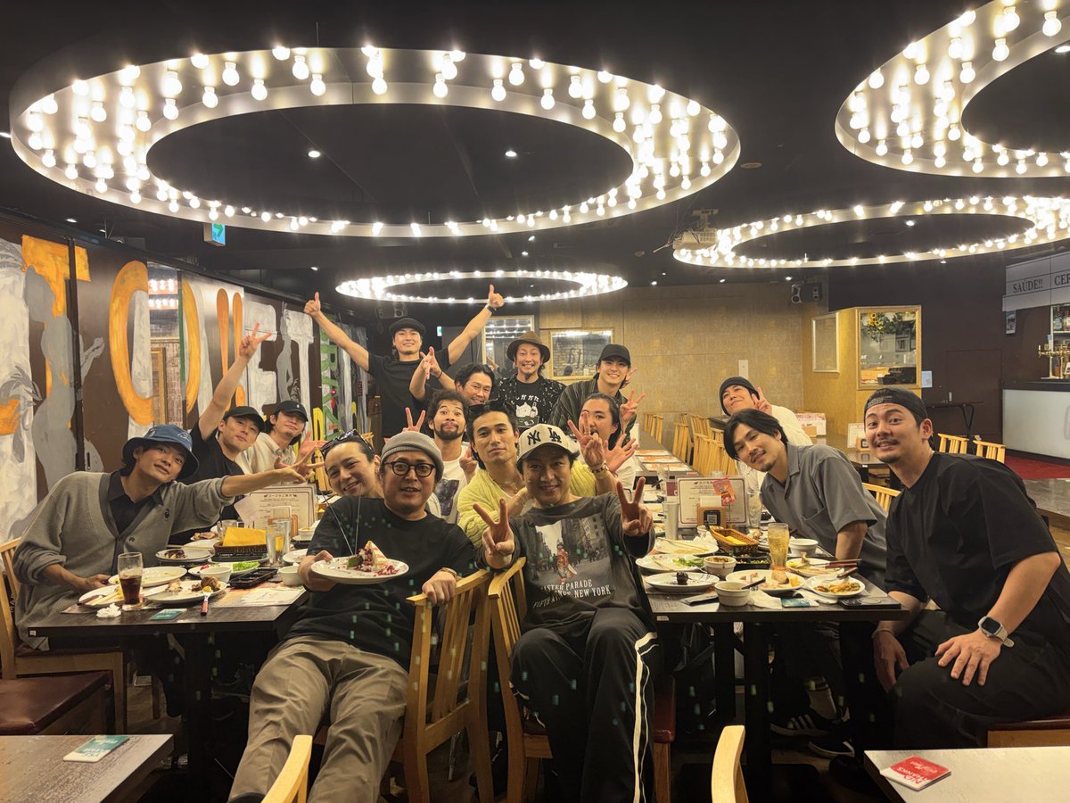 Mitsuru54's tweet photo. #舞台キングダム2
そう本番中に誕生日迎えましてみんなで祝ってもらいました
当初はBBQをやりたいってことになって、屋上ビアガーデンを予約していたのですが、嵐直撃
肉食べたいってことでシュラスコに変更
忘れられない最高の1日でした！
なかなか貰えなかった写真を笑 https://t.co/2OhNjeBShJ