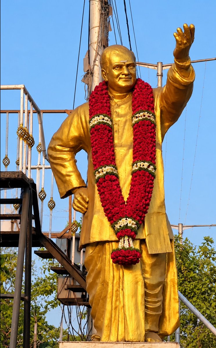 SarpanchGaru's tweet photo. అన్నగారు 🙏

#NTRLiveson #BharatratnaForNTR https://t.co/asyje8dnZE