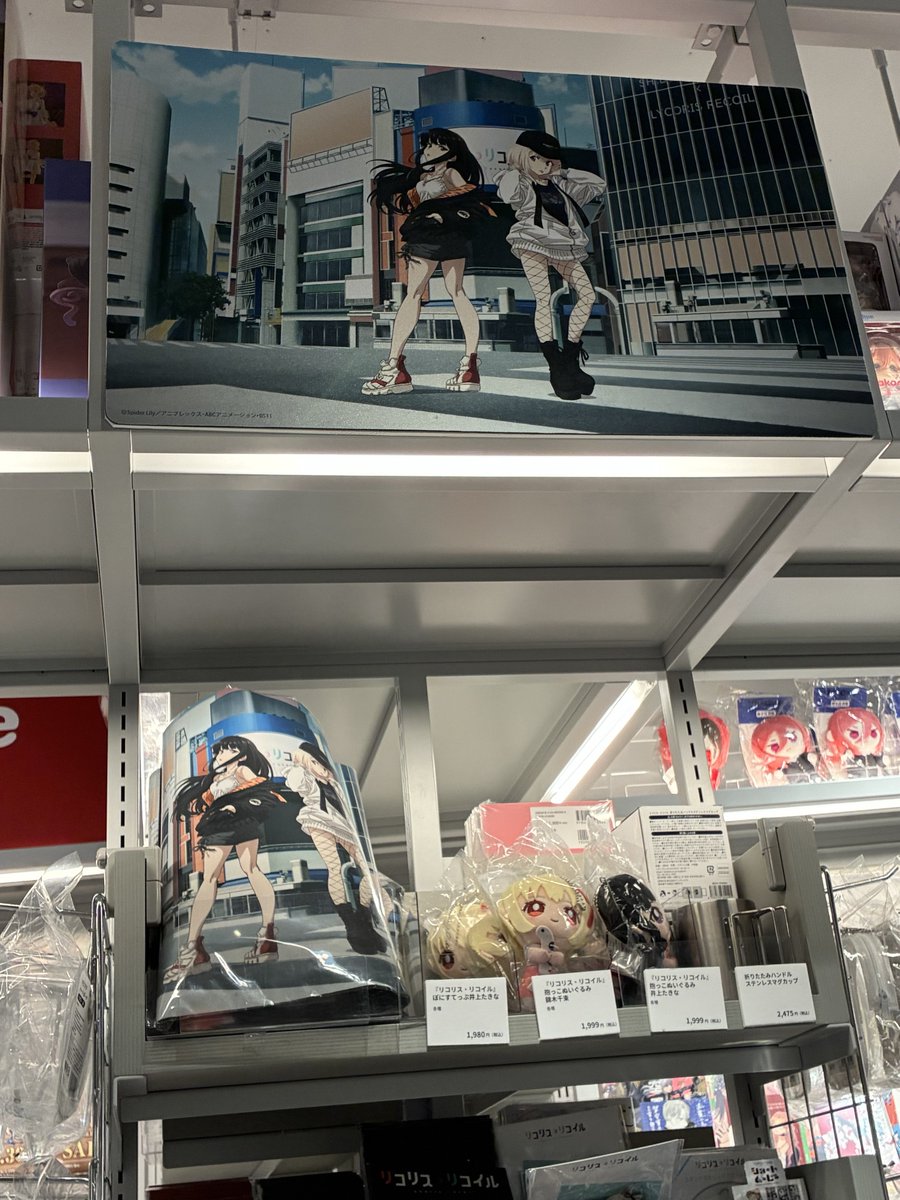 shibuya_t_comic's tweet photo. ◤￣￣￣￣￣￣￣￣￣￣￣￣￣￣￣￣￣
　📢本日販売❣📢
　アニメ『リコリス・リコイル』
　コミックマーケット108商品販売
＿＿＿＿＿＿＿＿＿＿＿＿＿＿＿＿＿◢

「アニプレックスオフィシャルストア」にて、コミックマーケット108で販売された、新ビジュアルを使用したグッズが登場👀✨
ぜひお見逃しなく！
 
📍SHIBUYA TSUTAYA 6F IP書店
詳細は👉https://t.co/AMNhdpfOow

#リコリコ #C108
