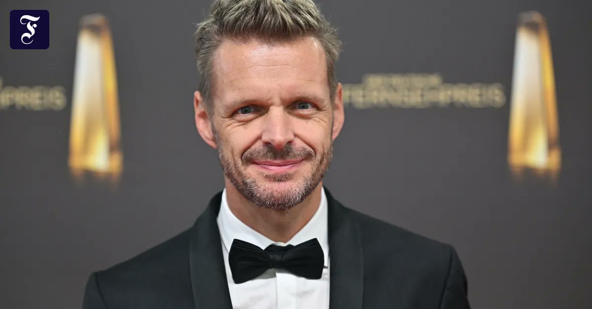 faznet's tweet photo. Florian Schroeder sorgt mit seiner Late-Night-Show „Journal Deluxe“ für Aufregung, bevor die erste Folge erschienen ist. Wie das? Ein Gespräch über umstrittene Gäste, Kritik am eigenen Milieu und Konflikte mit seiner Redaktion. https://t.co/sI0727aknE https://t.co/824kGNnxYm