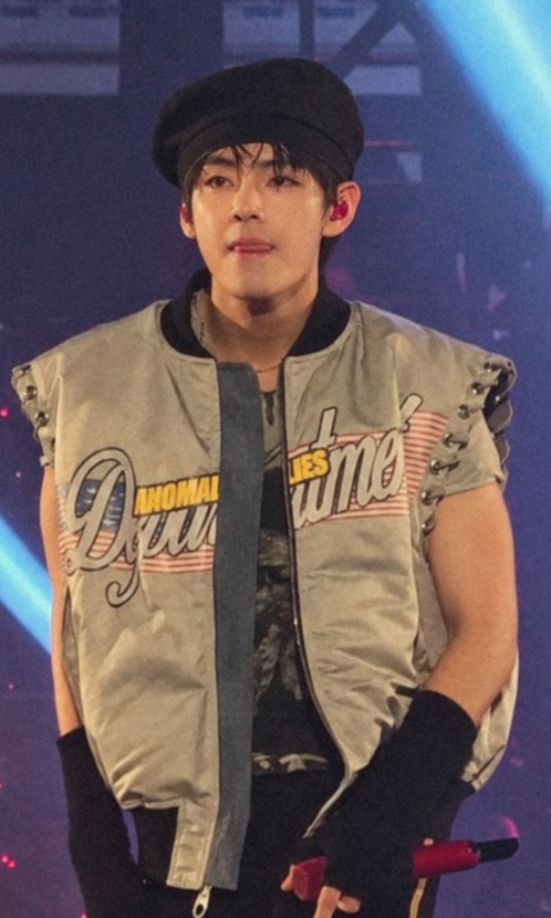 AboutMusicYT's tweet photo. Taehyung debuts new outfits at the Arirang world tour tonight. https://t.co/b2sfalyH4k