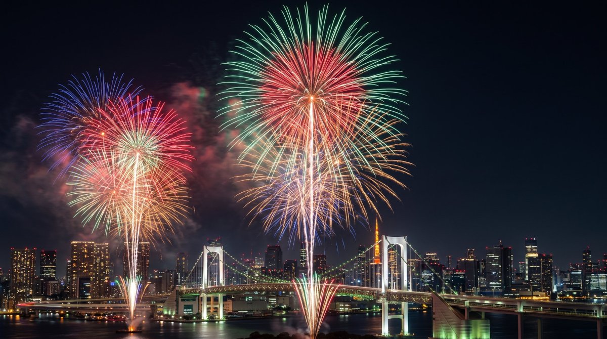 nippon_edit's tweet photo. 【本日開催】東京湾大華火祭2026
11年ぶりに復活した東京湾大華火祭が本日開催。晴海沖から約1万2000発の花火が秋の夜空を彩ります。

・開催日: 2026年10月24日(土)
・打上時間: 17:30〜19:00
・会場住所: 東京都中央区晴海5丁目（晴海埠頭沖海上 / 観覧エリア: 晴海・お台場・豊洲周辺）
・最寄駅: 勝どき駅、豊洲駅、お台場海浜公園駅

【楽しみ方】
澄んだ秋空の下、レインボーブリッジと都心の高層ビル群の夜景を背景に広がる大玉花火を鑑賞できます。

【イベント終了後のおすすめ周辺スポット】
・ららぽーと豊洲（東京都江東区豊洲2-4-9 / レストラン街が22時〜23時まで営業、帰宅ラッシュ回避に最適）
・月島もんじゃ街（東京都中央区月島1丁目〜3丁目 / 晴海から徒歩圏内。下町名物もんじゃ焼きを満喫）

※全国各地で素敵なイベントが開催されています。情報をチェックしてイベントを楽しもう！

#東京湾大華火祭 #花火大会 #イベント