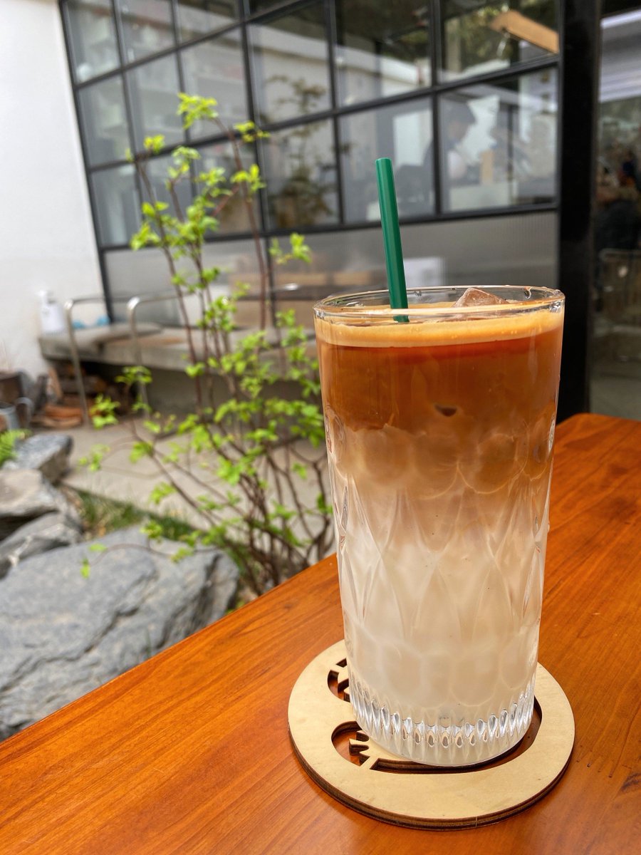 HTaki1219's tweet photo. 「今日はカフェで窓際の席で、自家製コーヒーがちょうど美味しくて、最高に創造的な1日になりそうだ！」， https://t.co/T2ldU5Z4E8