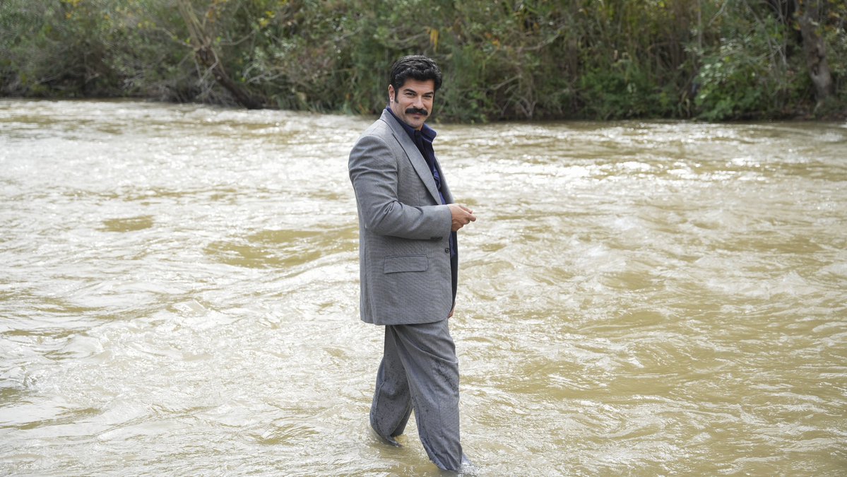 DiziciBagyan's tweet photo. ‘Güneşin Doğduğu Yer’in altıncı bölümündeki kurtarma sahnesinin kamera arkası görüntüleri paylaşıldı.

Burak Özçivit ve Beyza Gümülcine’nin rol aldığı sahnenin çekimleri ise keyifli geçti. Ekibin de suya girerek oyunculara eşlik ettiği çekimlerde gülümseten anlar yaşandı. Gün içinde başlayan yağmur da oyuncuların ve ekibin neşesini bozmadı.