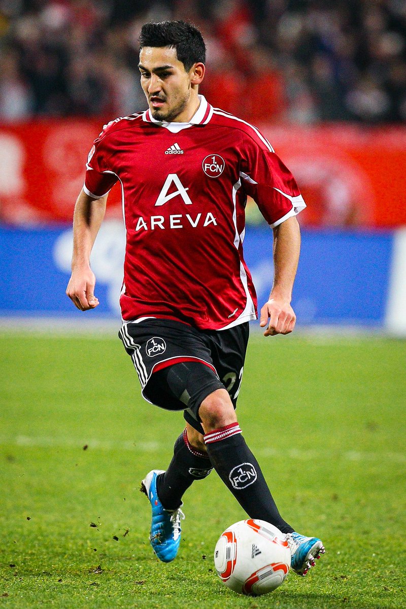 1_fc_nuernberg's tweet photo. Vor 16 Jahren dribbelte dieser junge Mann im Heimspiel gegen Kaiserslautern auf - heute feiert er seinen 36. Geburtstag! 🎁 

Happy Birthday, @IlkayGuendogan ! 🥳

#fcn https://t.co/Ywi0b7Xhw4