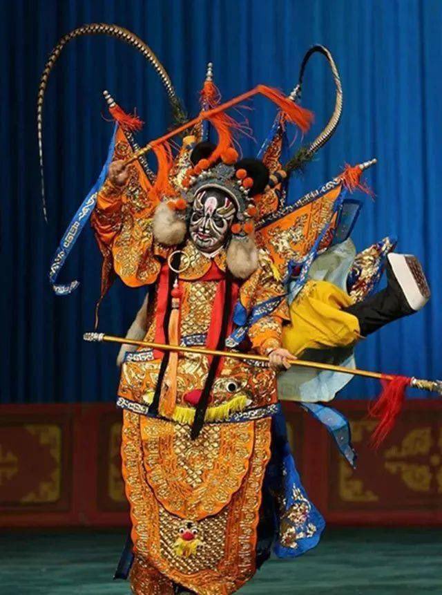 cuomaoguai's tweet photo. 找到一条这类形象来源的线索：戏曲中表现少数民族武将时，会在盔头两侧佩戴狐尾和雉翎
这一传统可追溯至清代，如乾隆朝《昭代箫韶》台本中，各契丹将领佩戴两侧有狐尾和雉翎的盔或“外国帽” https://t.co/BDOUA1g7fO
