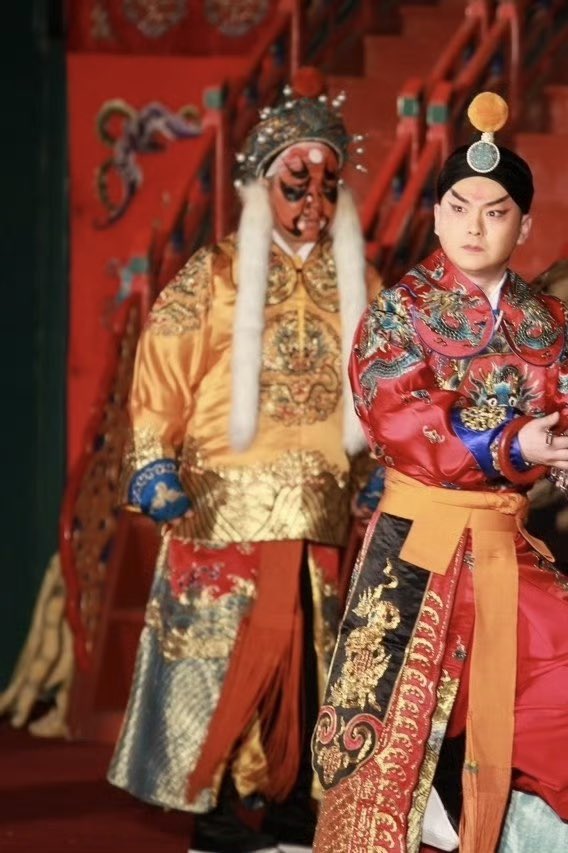 cuomaoguai's tweet photo. 找到一条这类形象来源的线索：戏曲中表现少数民族武将时，会在盔头两侧佩戴狐尾和雉翎
这一传统可追溯至清代，如乾隆朝《昭代箫韶》台本中，各契丹将领佩戴两侧有狐尾和雉翎的盔或“外国帽” https://t.co/BDOUA1g7fO