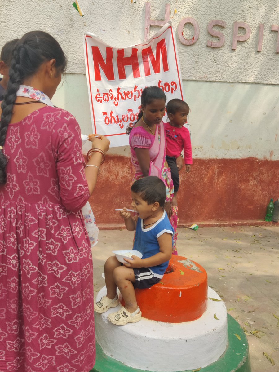 NHMJACTG's tweet photo. 🍚 న్యాయమైన డిమాండ్ల సాధన కోసం NHM ఉద్యోగుల సమ్మె కొనసాగుతోంది. నేడు GGH మంచిర్యాలలో సమ్మె శిబిరంలో కర్డ్ రైస్ అన్నదానం నిర్వహించాం. ✊

#NHMTelangana #NHMStrike #Regularisation https://t.co/WRucSgJNFA