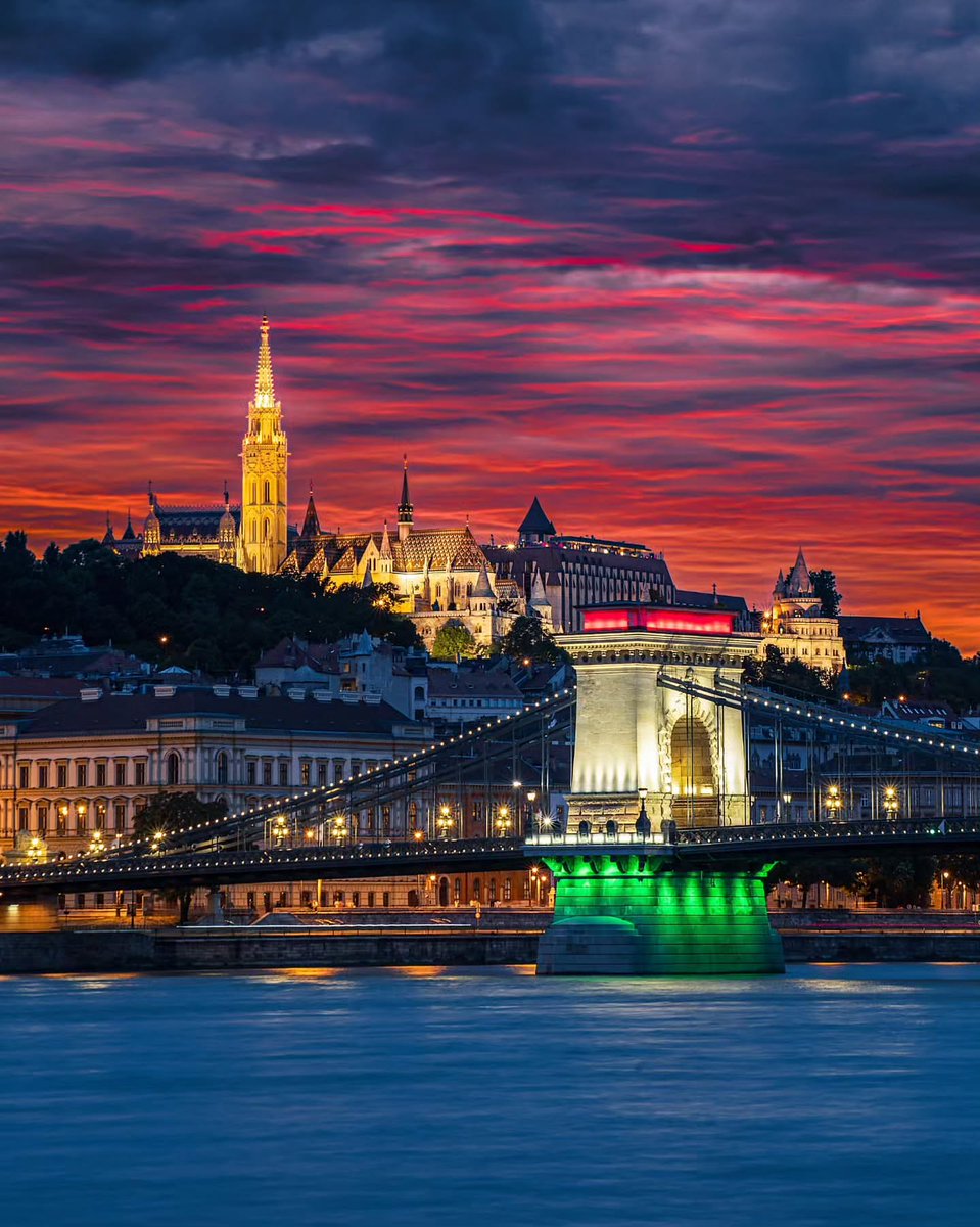 NatureRoot88's tweet photo. Chain bridge, Budapest Hungary https://t.co/SQ1CHE4JFw