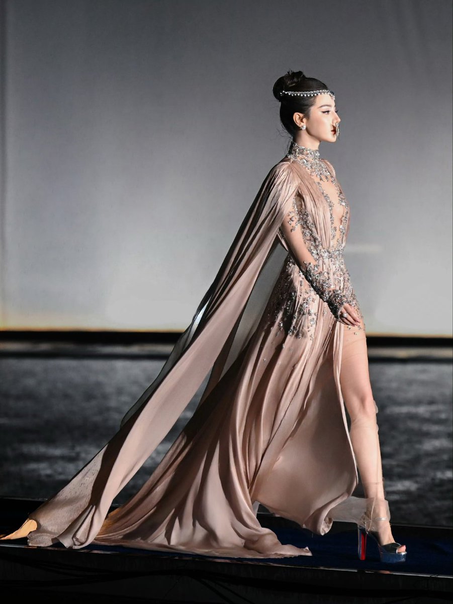 imissyoung801's tweet photo. Just realized how HIGH her heels were😭&amp;She was walking so effortlessly in them with that floor-length gown &amp; long train,IN THE RAIN TOO?! the balance,the poise,the way she made it all look so natural! the way she carries herself is pure model energy. I’m so proud of my girl!👏🏻😭 https://t.co/UsyeGawJZ0