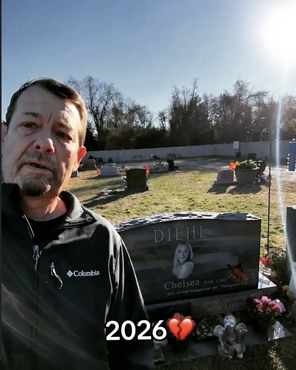 ayblaack's tweet photo. a father takes a selfie at his daughter’s grave every year after losing her at the age of 14💔🕊️🥺 https://t.co/iGACUYfIsC