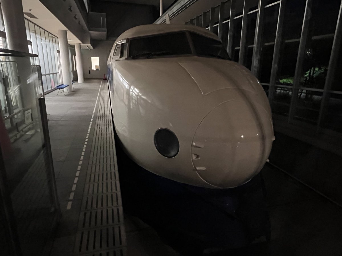 SakaiRailway's tweet photo. 正雀まで来たついでに、健都ライブラリーの0系見に来た。前々から気になってたけど、常時車内入れるのは珍しい。 https://t.co/8pdel3HbjC