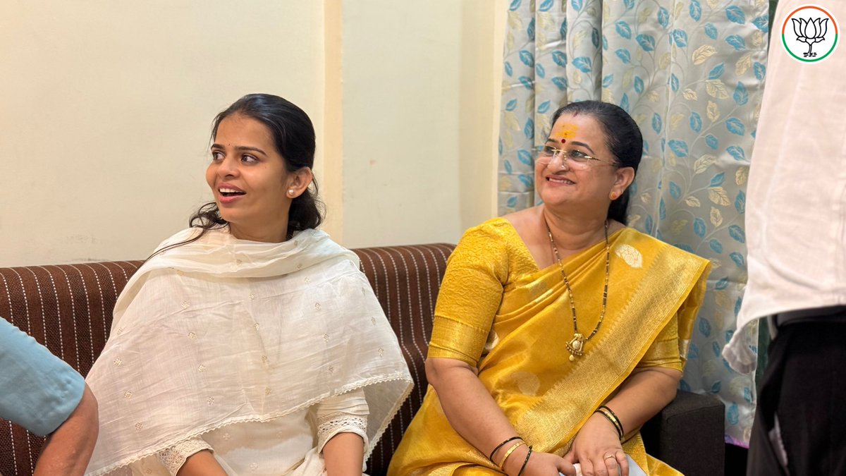 TejashriiK's tweet photo. 🙏🌸 श्री सत्यनारायण महापूजेला सदिच्छा भेट!

काल अंबरनाथ पश्चिम येथे श्री सत्यनारायण महापूजेच्या निमित्ताने श्री. शंकर नामदेव मोटे यांच्या निवासस्थानी भेट देऊन दर्शन घेतले आणि श्री सत्यनारायणाचे आशीर्वाद घेतले. यावेळी कुटुंबीयांशी संवाद साधत सर्वांना पुढील वाटचालीसाठी शुभेच्छा दिल्या. 🌺

याप्रसंगी नगरसेविका सौ. मीना वाळेकर यांच्यासोबत उपस्थित राहून भक्तिमय वातावरणाचा अनुभव घेतला.

श्री सत्यनारायणाच्या कृपेने सर्वांच्या जीवनात सुख, समृद्धी आणि आनंद नांदो, हीच प्रार्थना! 🙏

CA सौ. तेजश्री विश्वजीत करंजुले पाटील
नगराध्यक्षा, अंबरनाथ नगरपरिषद 🪷

#SatyanarayanPuja #Ambernath #Blessings #tejashrikaranjulepatil