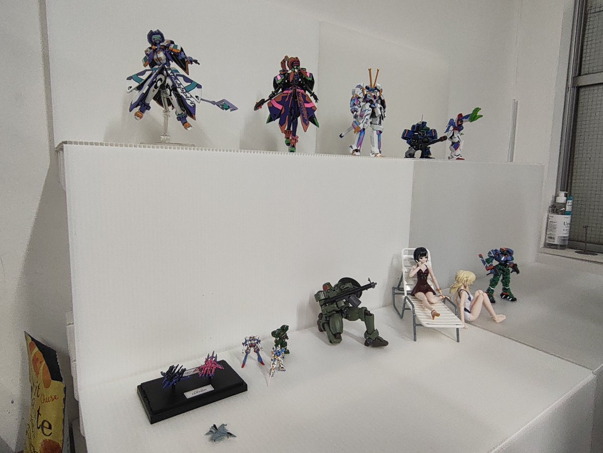 AORUKA1's tweet photo. チャロン模型を積まぬ会、本日の展示棚がこちら

画像左下のVRが小さすぎるので拡大せざるを得ない https://t.co/S0pZzIGwsS