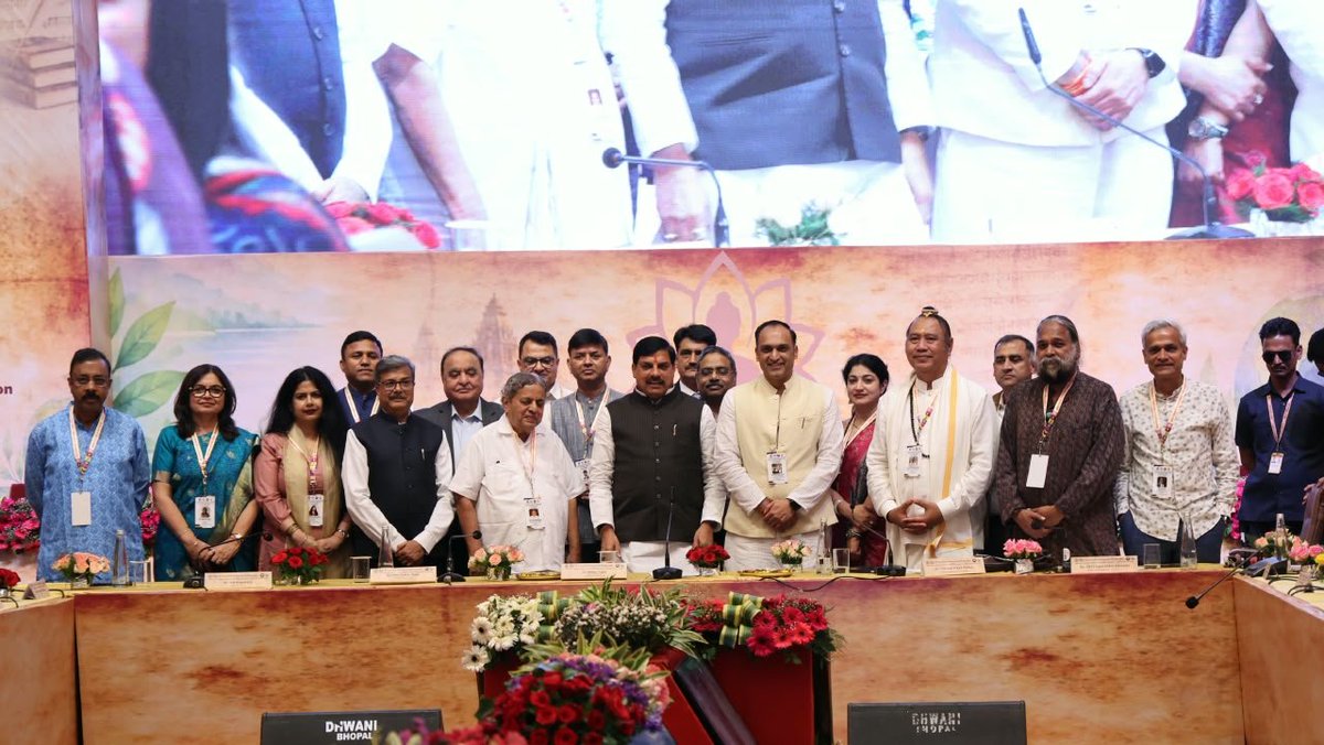 PeoplesUpdate's tweet photo. मुख्यमंत्री डॉ. मोहन यादव भोपाल में आयोजित चौथे राष्ट्रीय एचआर-सीएसआर सम्मेलन ‘अभ्युदय-2026’ में हुए शामिल। उन्होंने प्रतिभागियों से बातचीत की और अपने विचार साझा किए।
#CMMohanYadav #Abhyudaya2026 #HRCSRConference #Bhopal #MadhyaPradesh #HumanResources #CSR #PeoplesUpdate https://t.co/pVEpIqmpmk