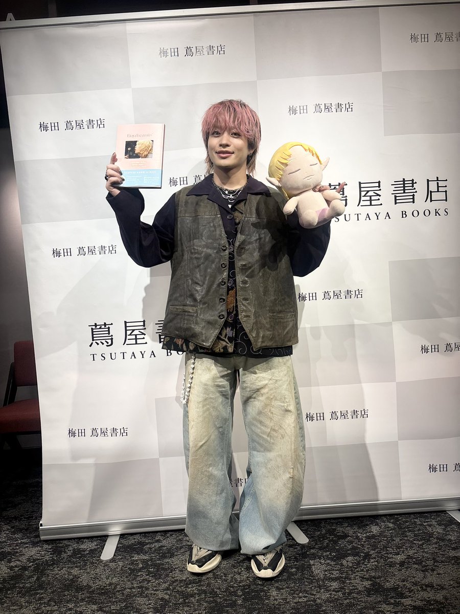 yamachiho_henge's tweet photo. 📷 𝙳𝚊𝚢𝚍𝚛𝚎𝚊𝚖𝚒𝚗'
𝙾𝚏𝚏 𝚜𝚑𝚘𝚝

𝚈𝙰𝙼𝙰𝙲𝙷𝙸𝙷𝙾 𝙷𝙴𝙽𝙶𝙴  
𝚂𝚙𝚎𝚌𝚒𝚊𝚕 𝚎𝚍𝚒𝚝𝚒𝚘𝚗
『𝙳𝚊𝚢𝚍𝚛𝚎𝚊𝚖𝚒𝚗'』
𝚄𝙼𝙴𝙳𝙰 𝚃𝚂𝚄𝚃𝙰𝚈𝙰 𝙱𝙾𝙾𝙺𝚂
🍑2026.10.24🍑

梅田 蔦屋書店さんでの
書店イベントオフショットをお届け🐙

https://t.co/mQHtcPzZda

#Daydreamin' #やまちほへんげ
#YAMASHO @yamachiho1006 
@therampagefext