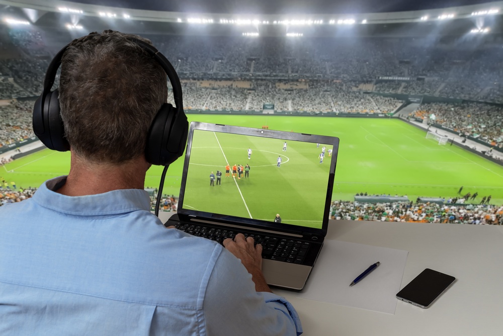 OpenFiberIT's tweet photo. ⚽ Le emozioni del Maradona viaggiano anche sulla #fibraottica! 
Grazie alla rete #OpenFiber e alla collaborazione con YouCall, Radio Kiss Kiss Napoli può contare su una connessione ad alte prestazioni per le dirette dalla tribuna stampa. Leggi il CS ➡️https://t.co/bh7VUp5rSV https://t.co/C2uCc0Sx8j