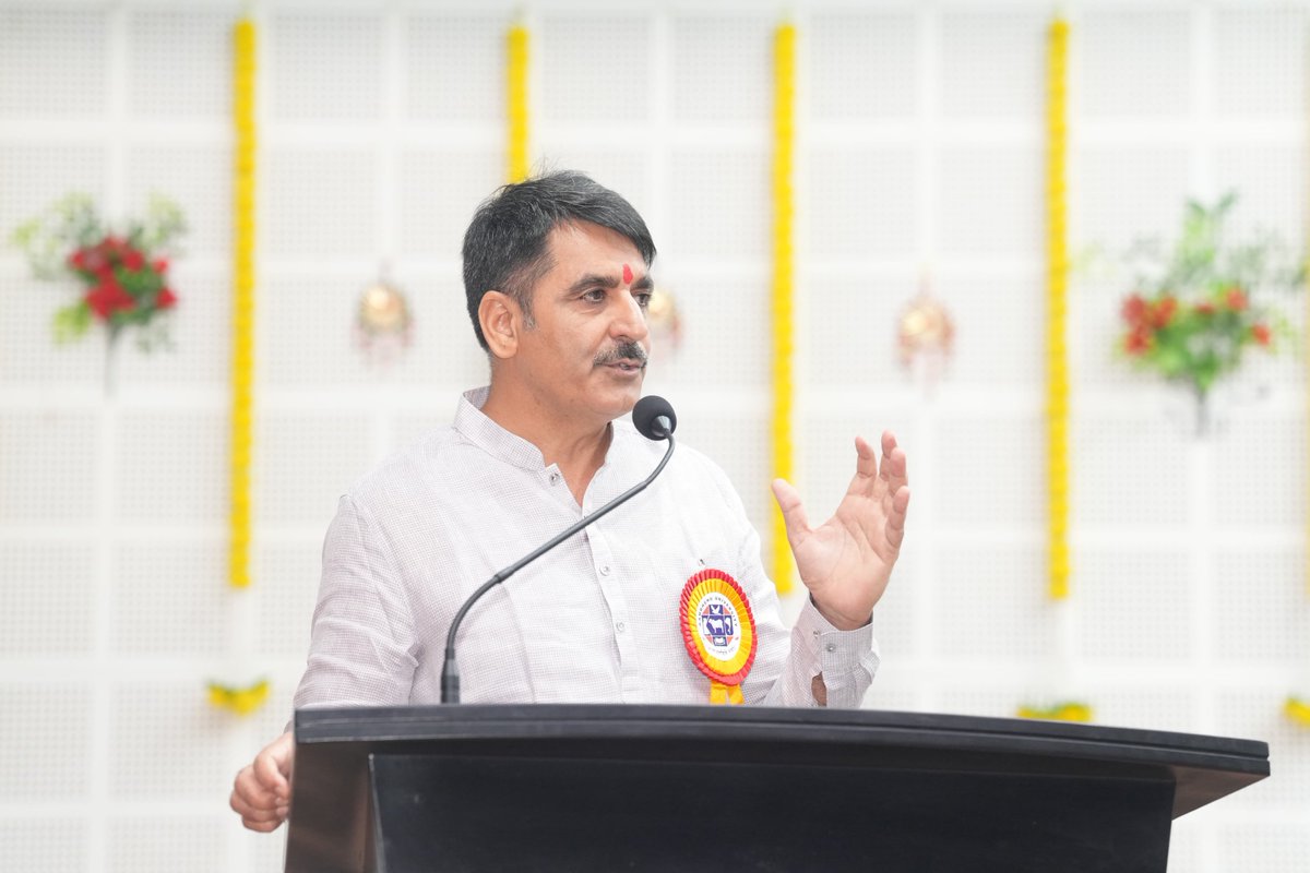 ChaudhryShankar's tweet photo. Attended a programme at Dantiwada and interacted with experts on modern approaches to animal husbandry.

India is moving forward towards enhancing farmers’ income and strengthening the dairy sector through modern technology and scientific practices. https://t.co/uwXXdynCNz
