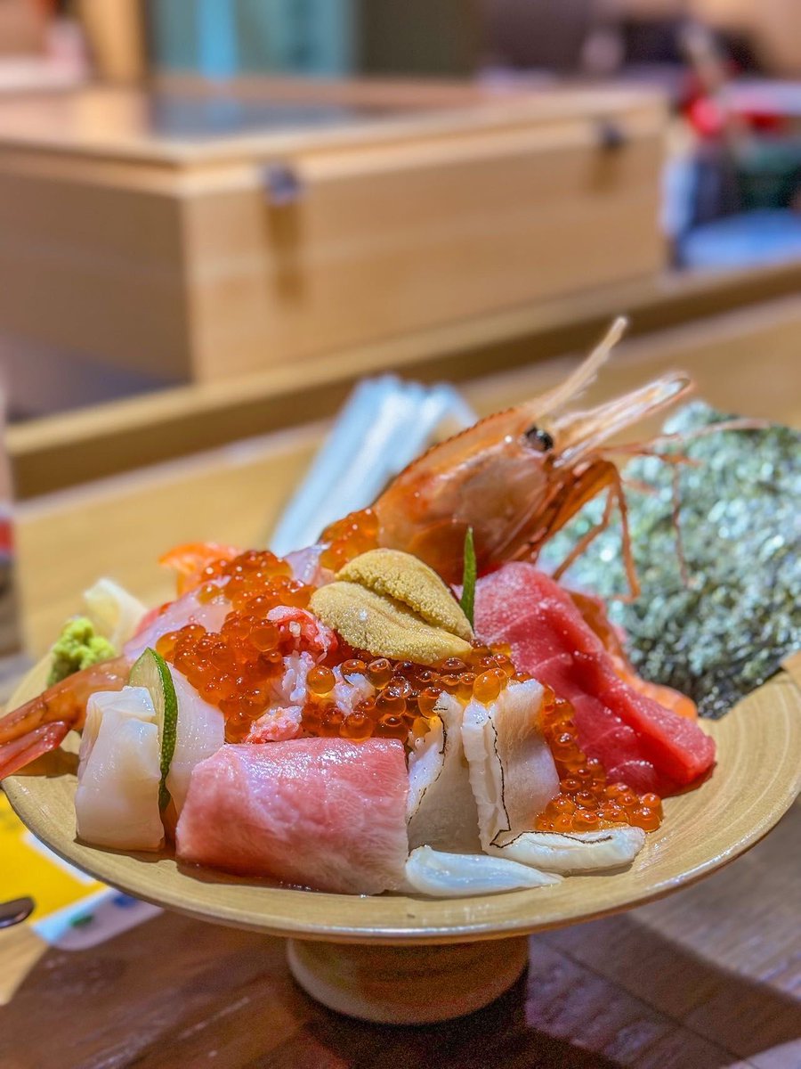 r6TBU7bp8FEiFp2's tweet photo. 「今日の海鮮丼は、新鮮な海老と蓮の葉で包んだ一品、感触も清々しくて最高です」， https://t.co/NjKV8F3u3l