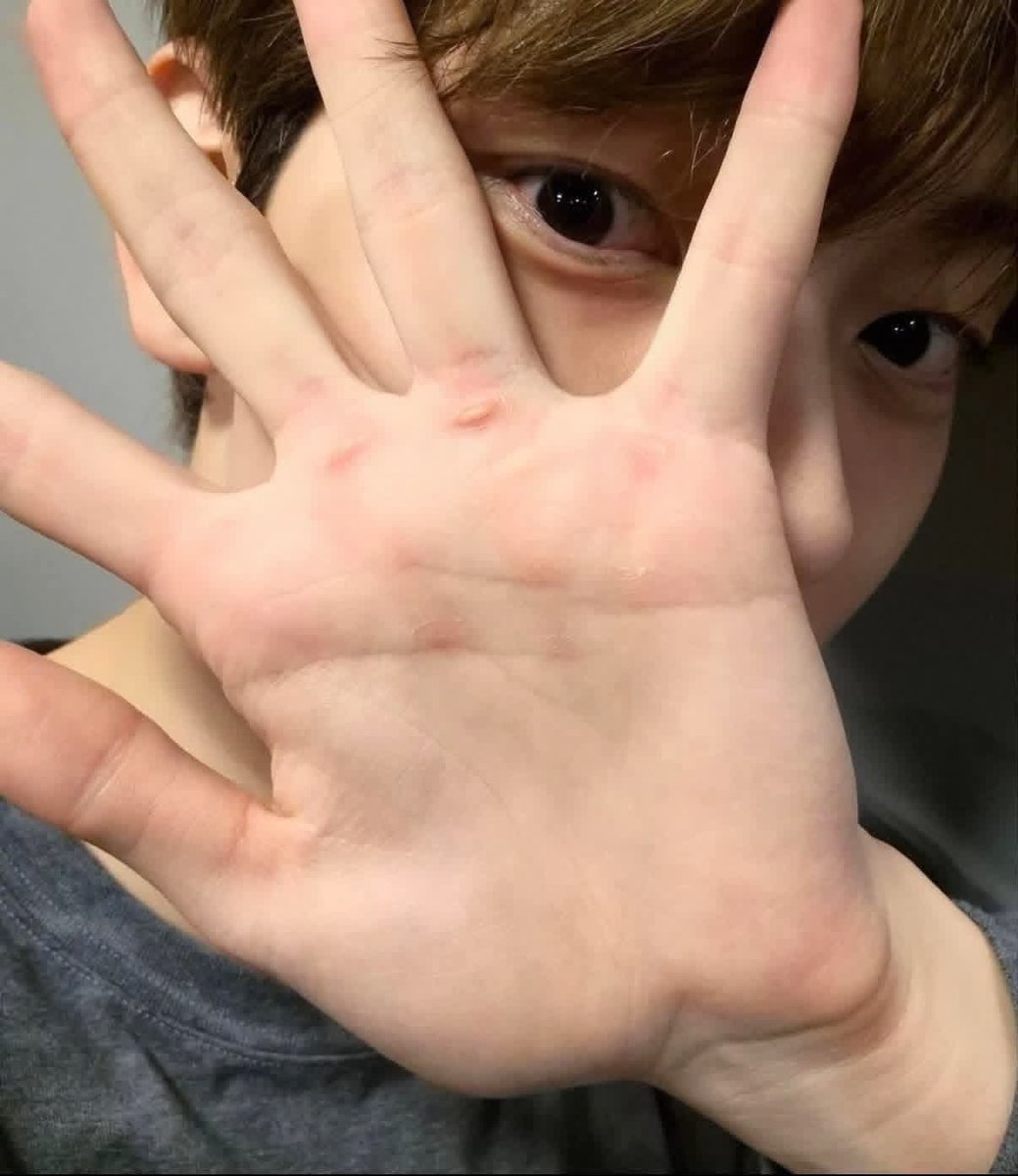 Liii_uuuy's tweet photo. 来来来 现在所有崔秀彬 수빈 的粉丝可以来比对掌纹了 再继续激怒这个男网红没准儿还有更多的料 有你们忙的了 https://t.co/wKyMag013L