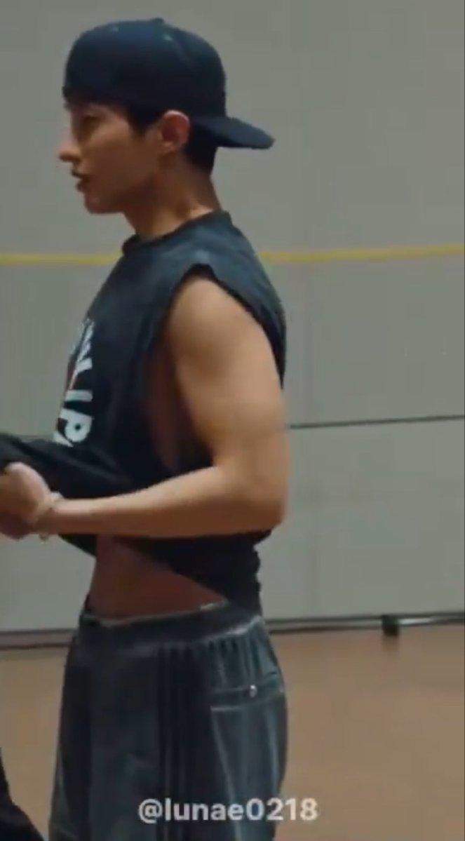 kyeomties's tweet photo. he’s literally competing to have the sluttiest tummy https://t.co/UjeM4ltyRG