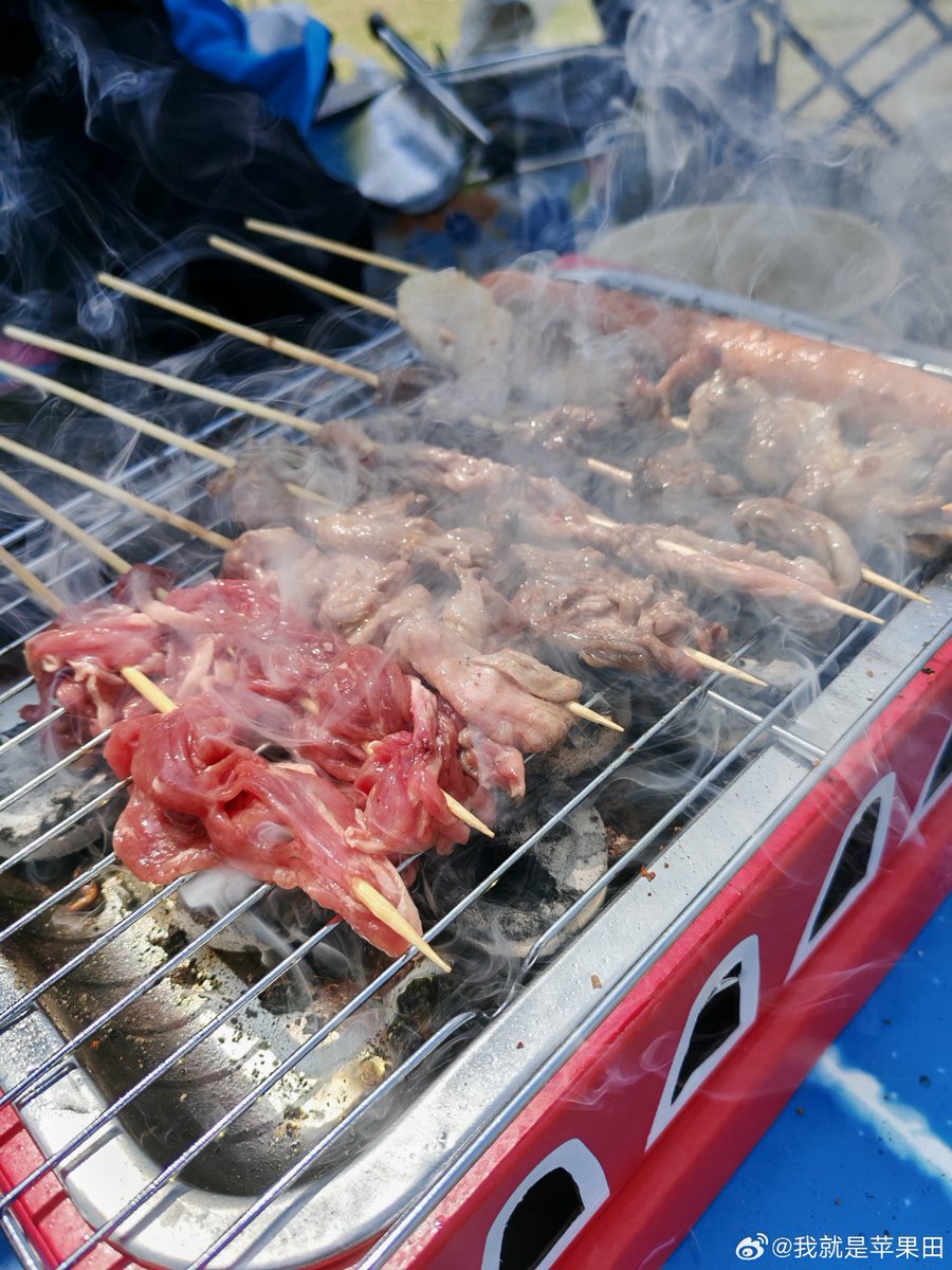 takadezl's tweet photo. [今日のランチはとても熱くて、夭咳するほど大きな牧場のソーセージを食べました。照照する太陽の下での食事は格別ですね！]， https://t.co/TjTXIMiDeC