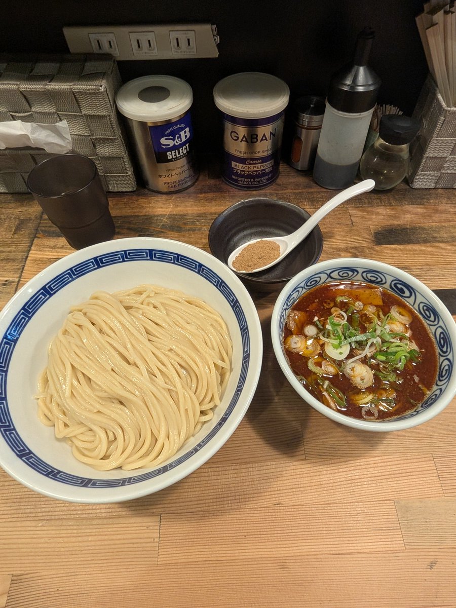UNAGI_g's tweet photo. 麺屋奏
ブラックつけ麺、大盛り、辛味マシ、生姜 +TP魚粉

前回食べ納めと思ったらまた行けたので、本当の食べ納め。
辛味マシは丁度いい塩梅、汗かいた
魚粉も合うので味変に良かった
麺を400gにしたけどスルスル無くなっていった🥺
次は豚かゲリラかな〜

#ラーメン
#つけ麺
#宮城ラーメン
#麺屋奏 https://t.co/Qp0gnVp3J8