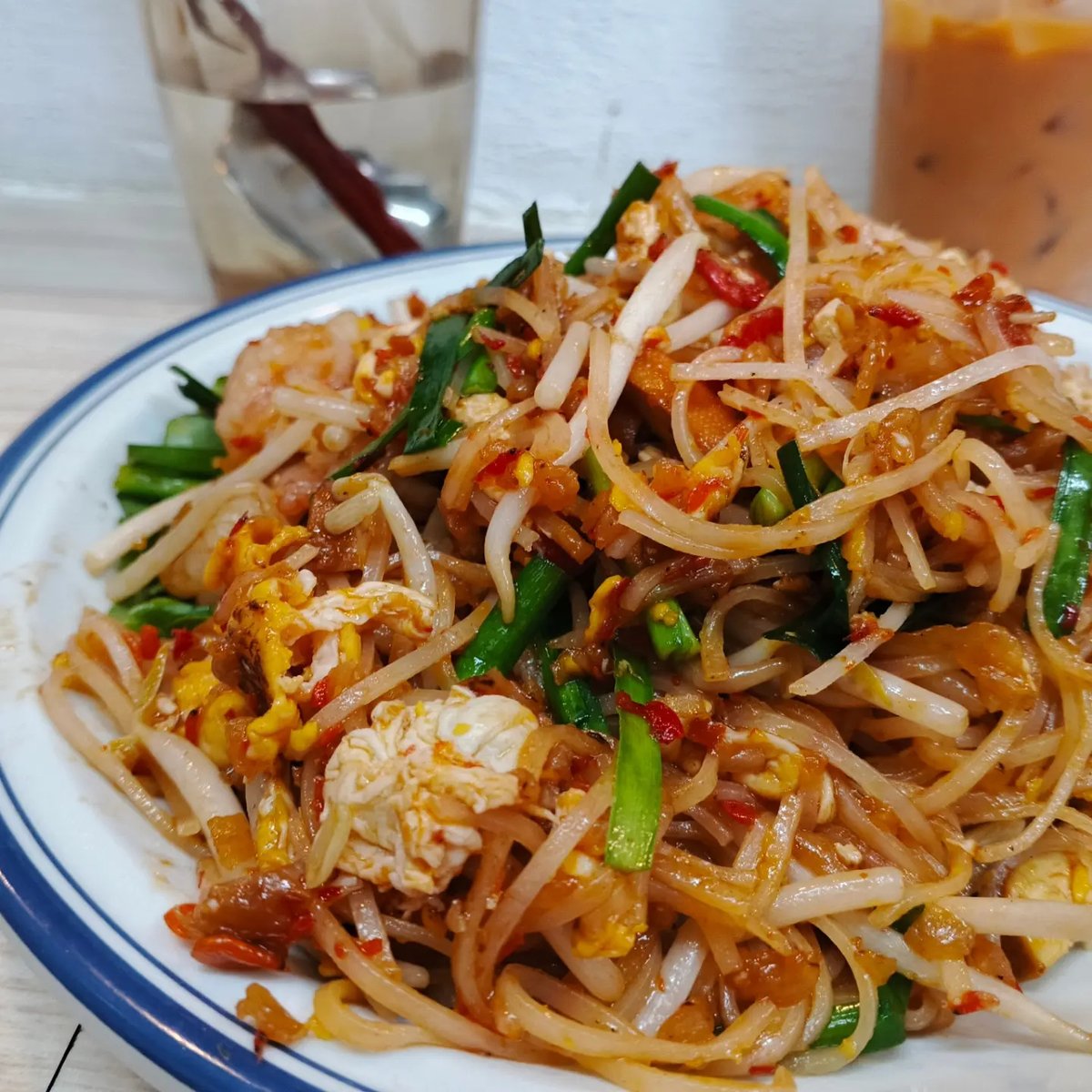 WallbangaProduc's tweet photo. A small Thai stall near my hotel became a highlight of Hong Kong. Its warm, magnetic owner made me Thai iced tea and shared her homemade dessert. Despite no common language, she made me feel truly cared https://t.co/1q3HKGzXWq